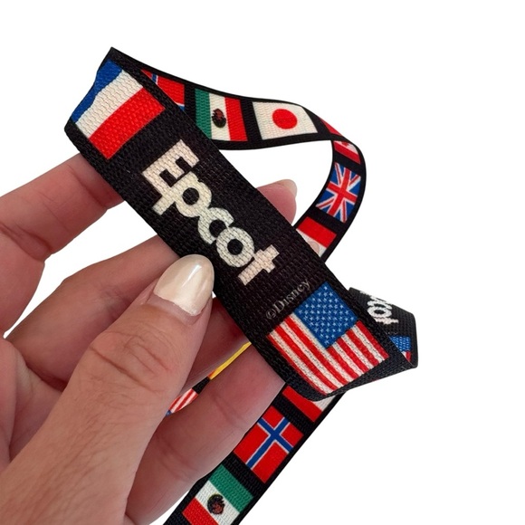 1997 Vintage EPCOT Lanyard/Neck Strap from Disney World Around The World Flags - Picture 5 of 6